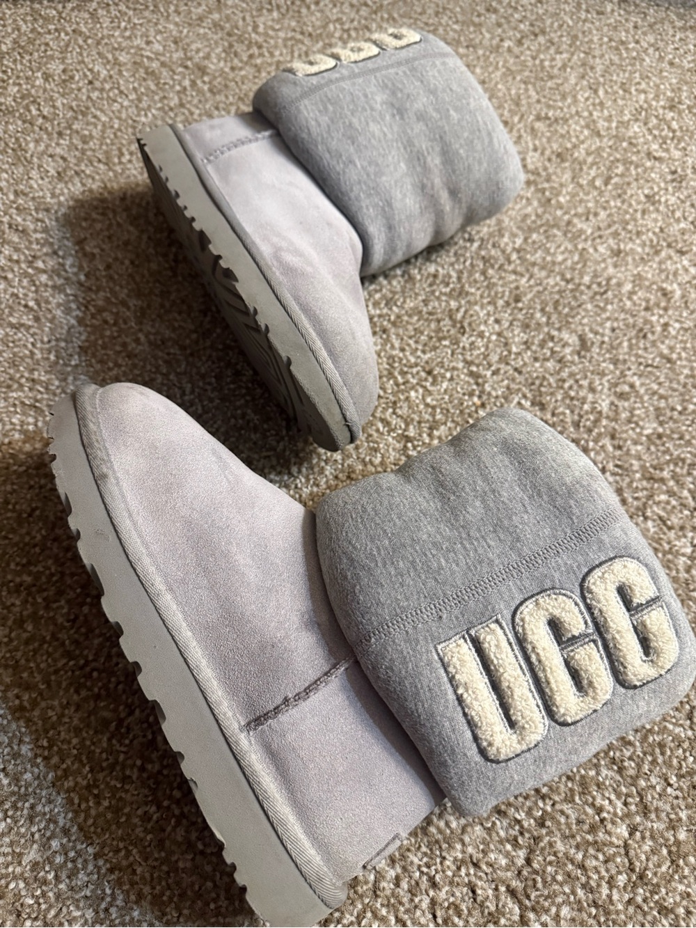 grey logo uggs 7